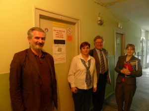 Zoran Hamović, Jasmina Burić, Aleksandar Luj Todorović i Stamenka Sudar ispred školske biblioteke